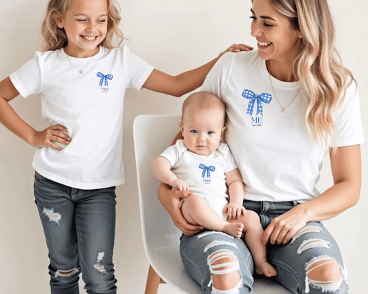 Mini & Me Baby Body Schleife Blau – Personalisierbar mit Datum