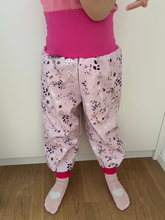 Das Model ist 100 cm lang, 15 kg schwer und trägt Grösse 3-4 Jahre.