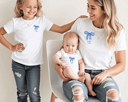 Mini & Me Baby Body Schleife Blau – Personalisierbar mit Datum