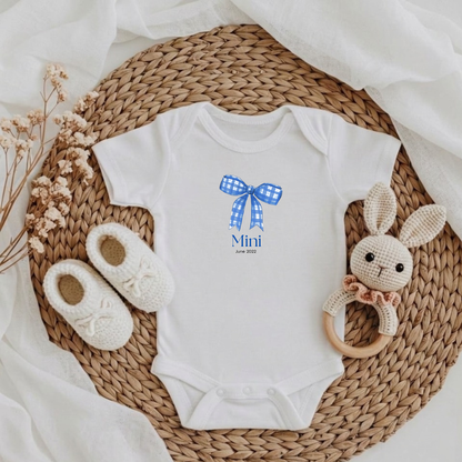 Mini & Me Baby Body Schleife Blau – Personalisierbar mit Datum
