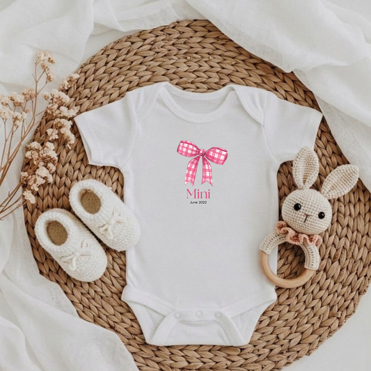 Mini & Me Baby Body Schleife Rosa – Personalisierbar mit Datum