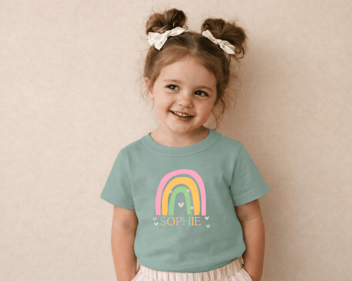 Kinder T-Shirt mit Regenbogen hell – Personalisierbar mit Name