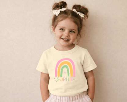 Kinder T-Shirt mit Regenbogen hell – Personalisierbar mit Name