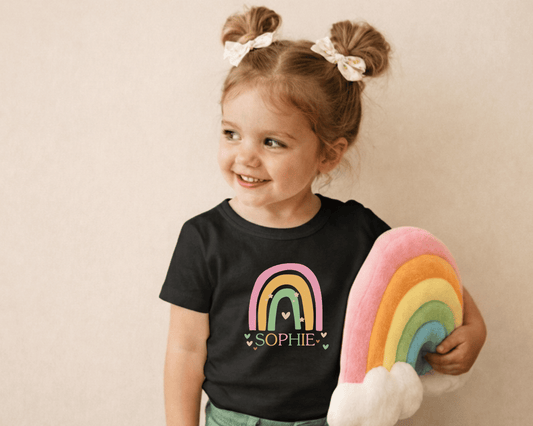 Kinder T-Shirt mit Regenbogen hell – Personalisierbar mit Name