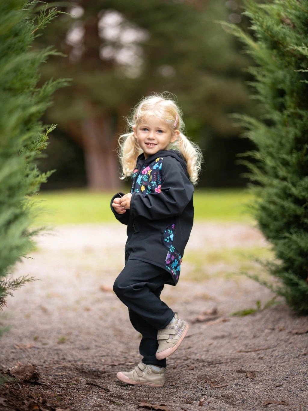 Children's softshell jacket with fleece lining, black, floral
