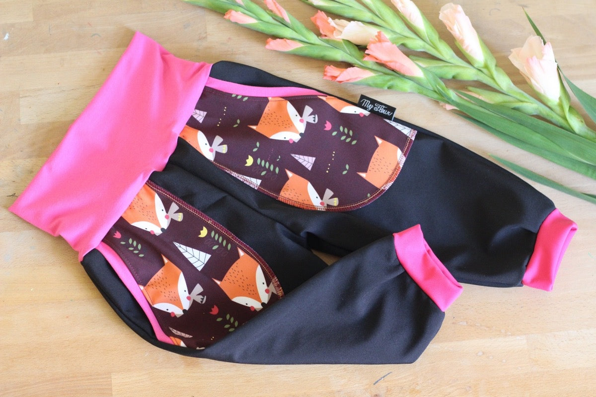 Pantalon softshell noir, renards roses