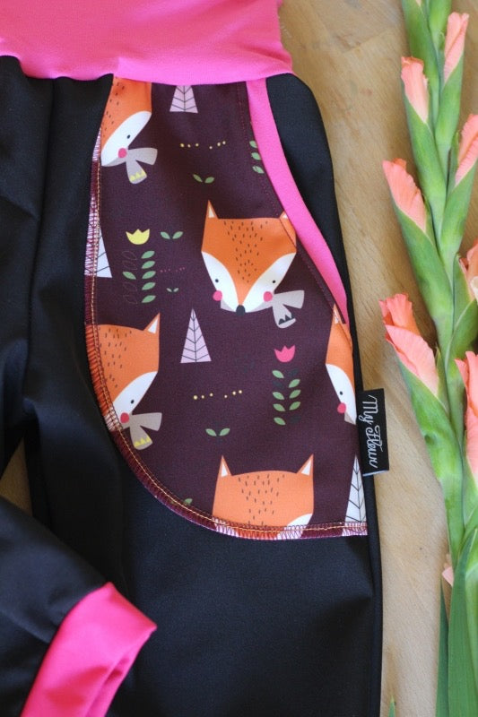 Pantalon softshell noir, renards roses