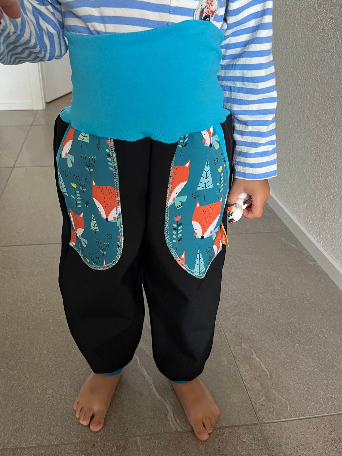 Pantalon softshell noir, renards turquoise