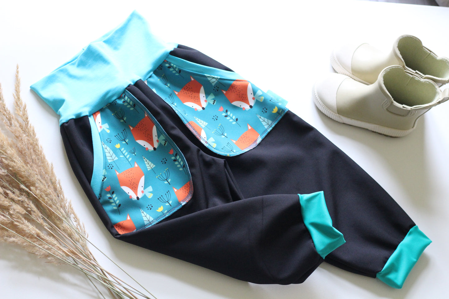Pantalon softshell noir, renards turquoise
