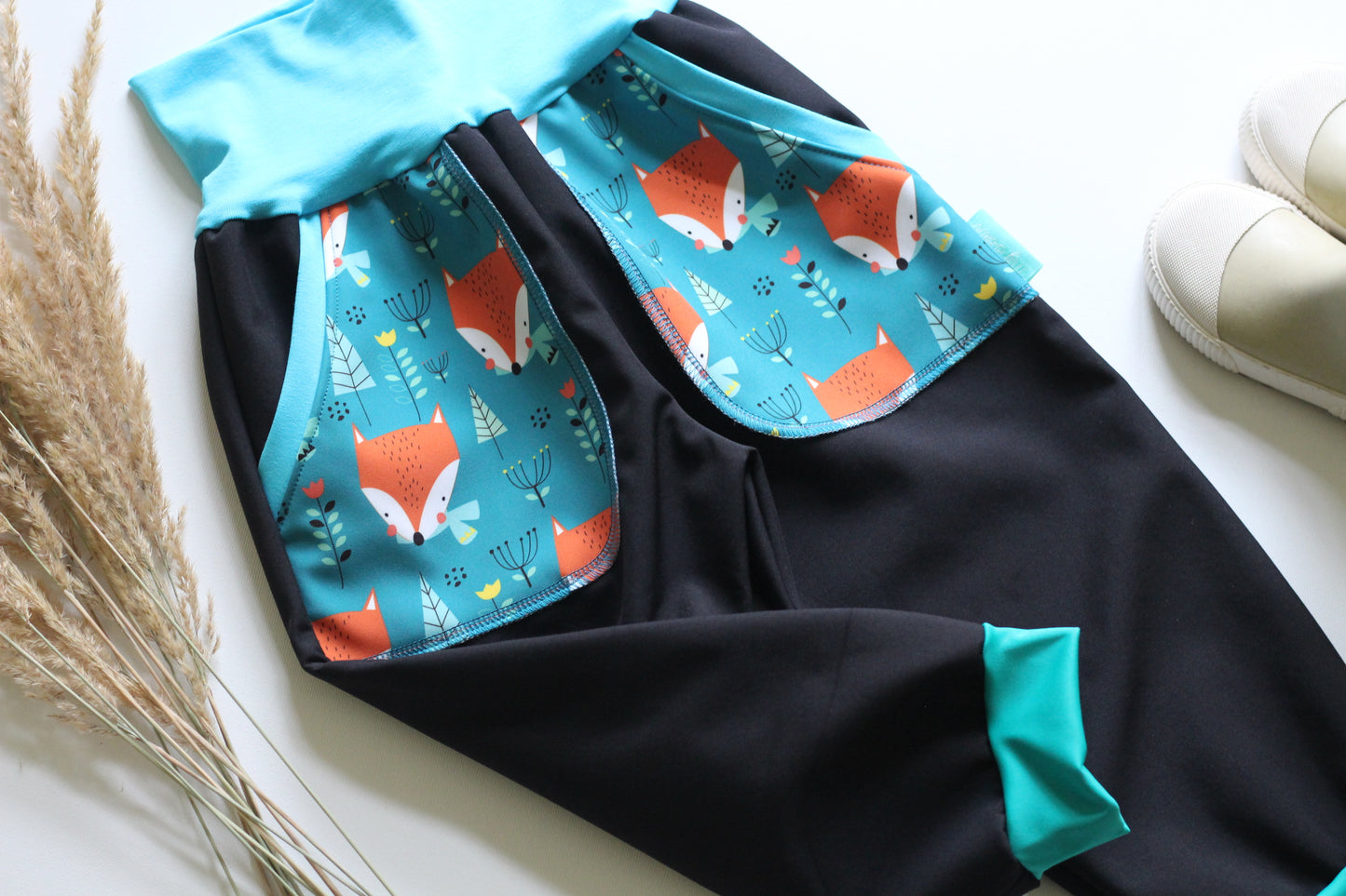 Pantalon softshell noir, renards turquoise