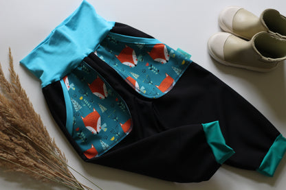 Pantalon softshell noir, renards turquoise