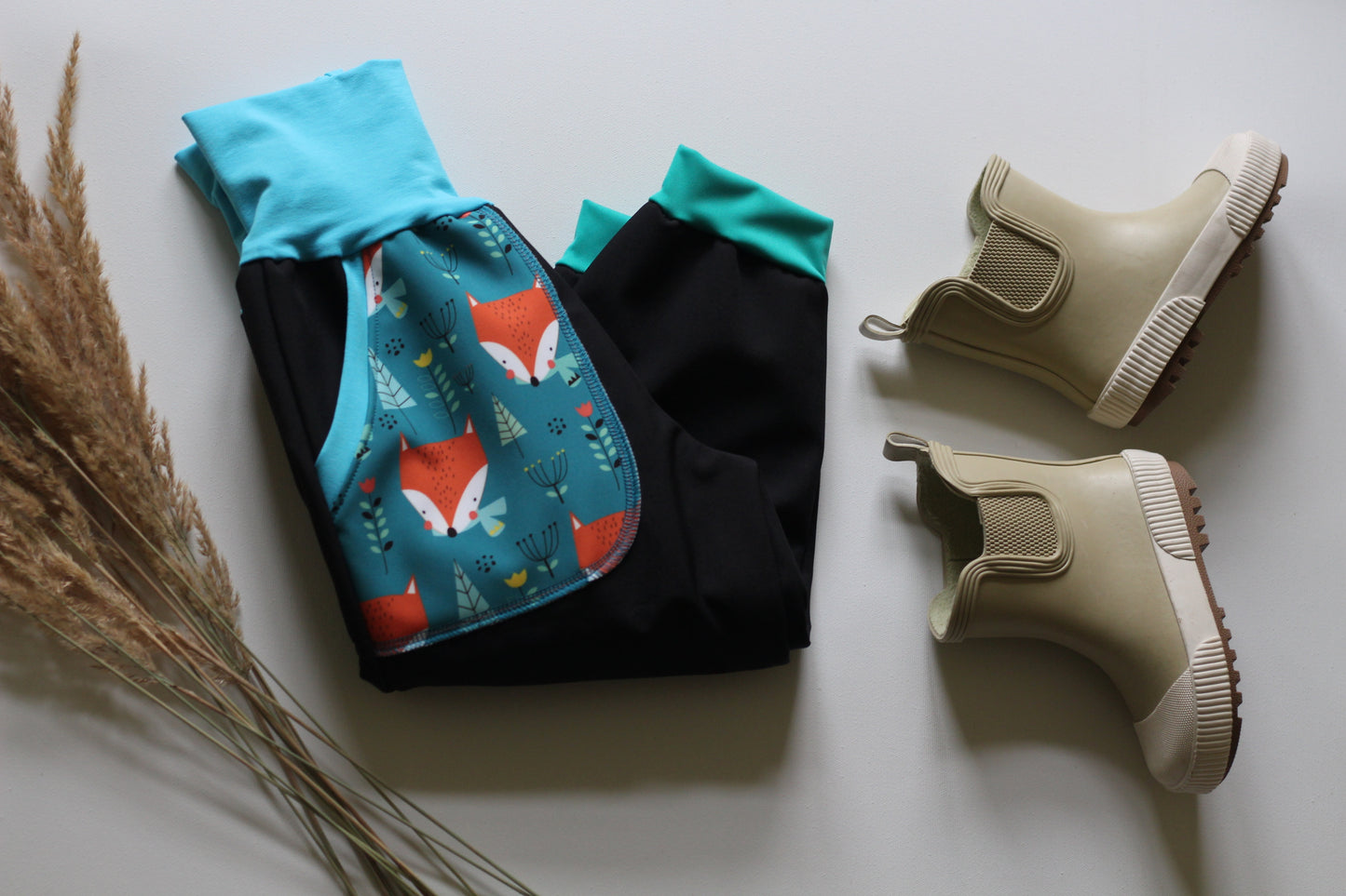 Pantalon softshell noir, renards turquoise