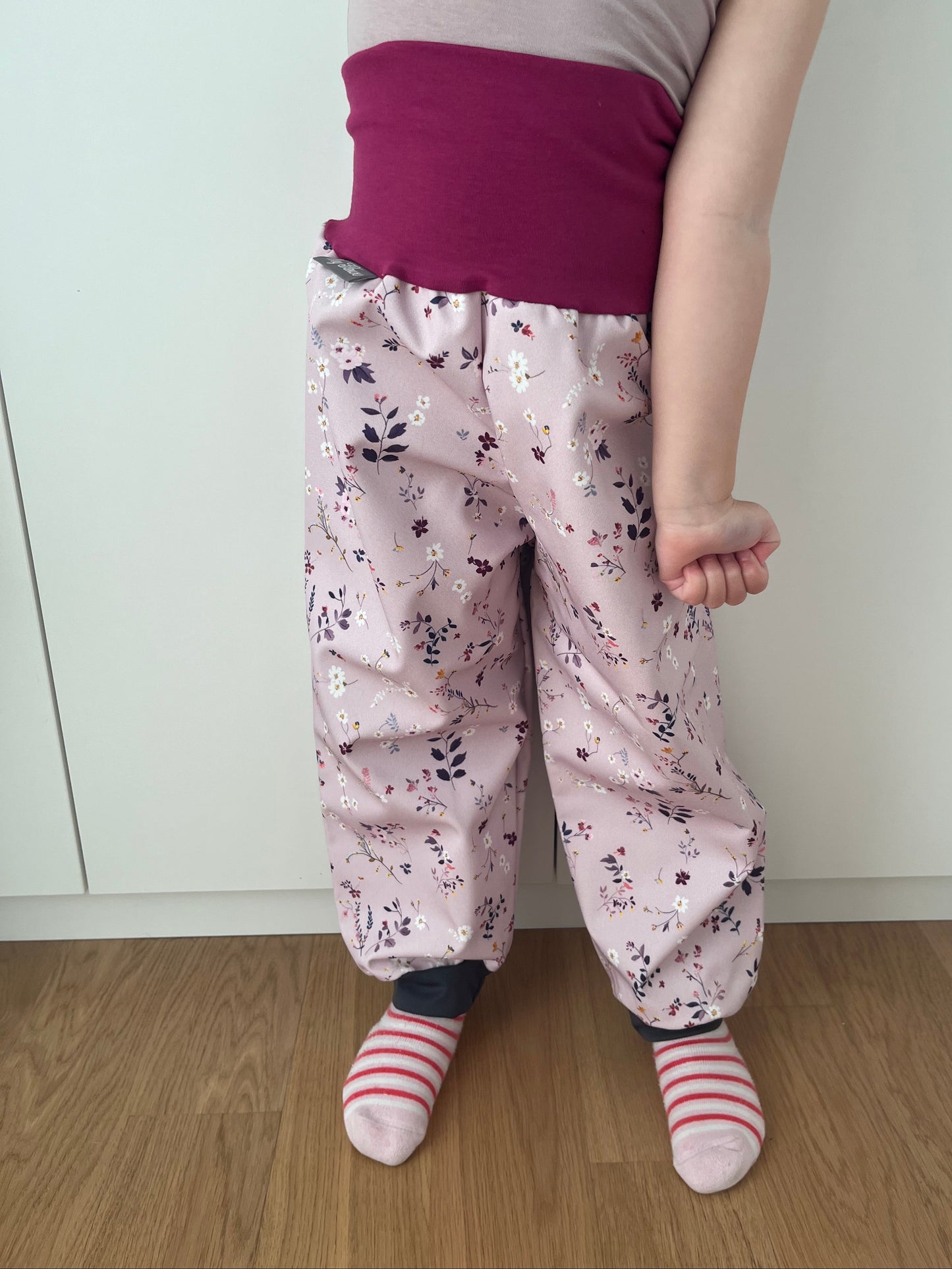 Das Model ist 100 cm gross, 15 kg schwer und trägt Grösse 4-5 Jahre.