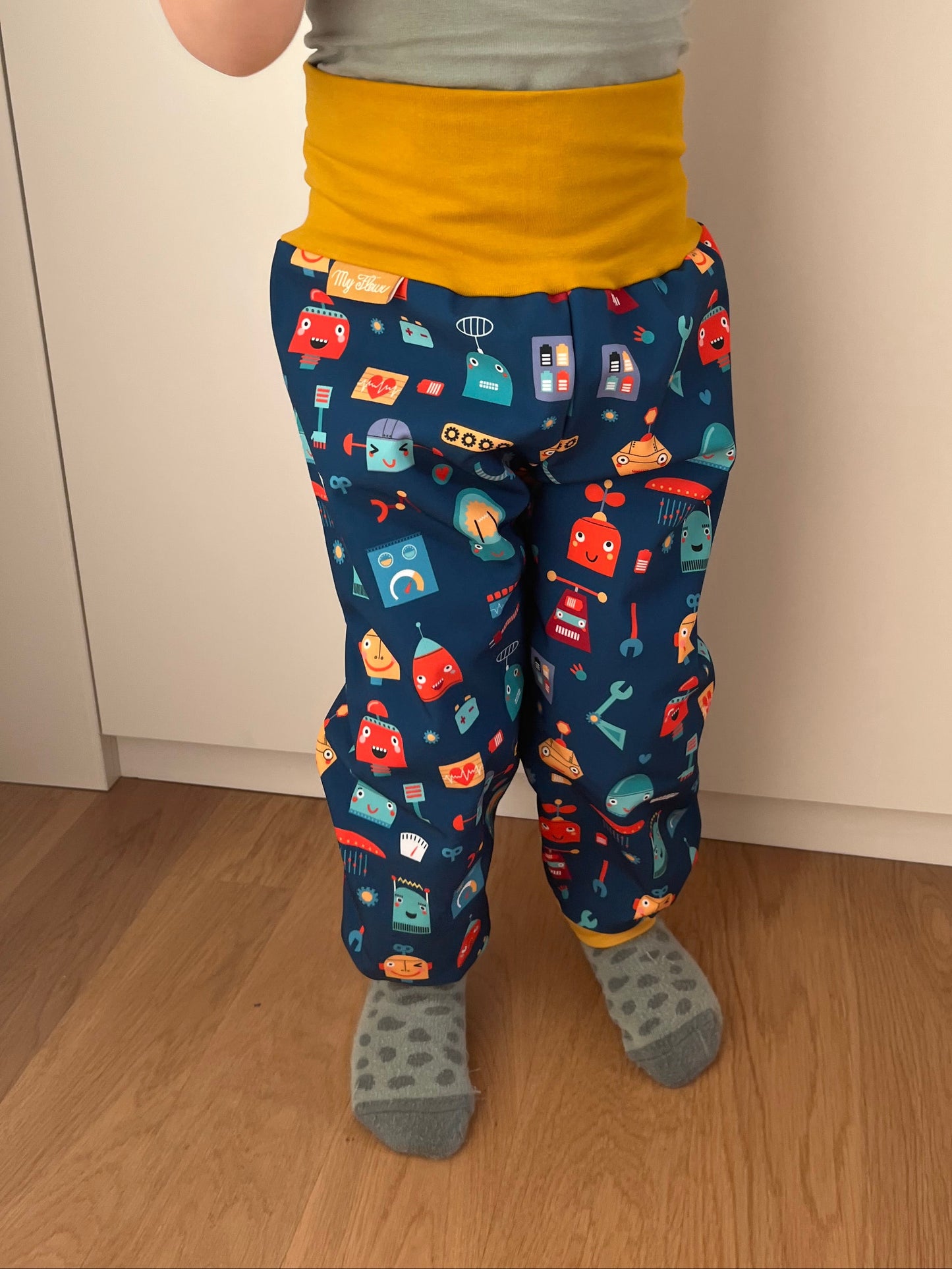 Das Model ist 100 cm gross, 15 kg schwer und trägt Grösse 3-4 Jahre.