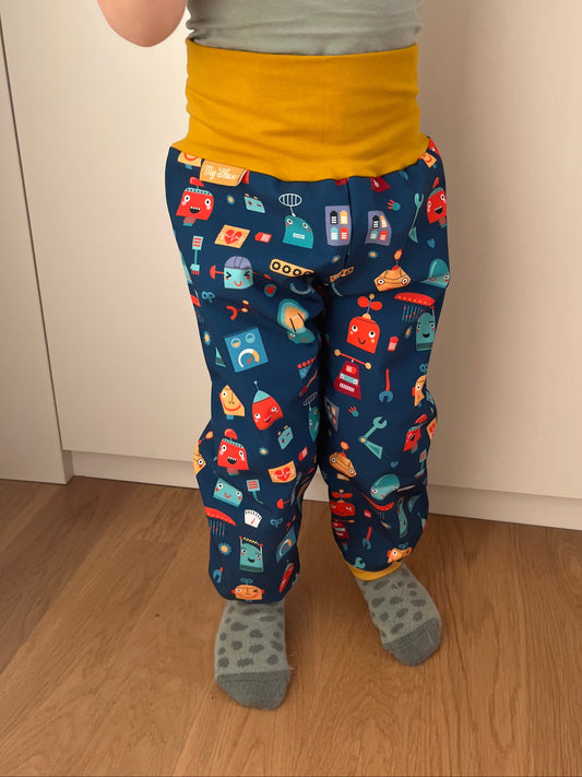 Das Model ist 100 cm gross, 15 kg schwer und trägt Grösse 3-4 Jahre.