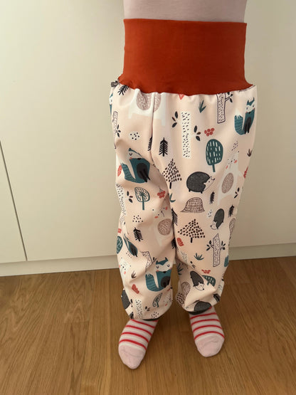 Das Model ist 100 cm gross, 15 kg schwer und trägt Grösse 4-5 Jahre.