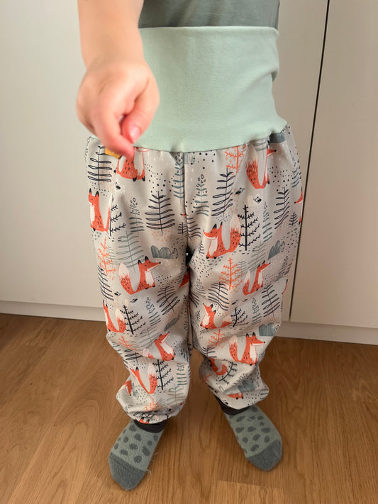 Das Model ist 100 cm gross, 15 kg schwer und trägt Grösse 4-5 Jahre.