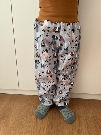 Das Model ist 100 cm gross, 15 kg schwer und trägt Grösse 4-5 Jahre.