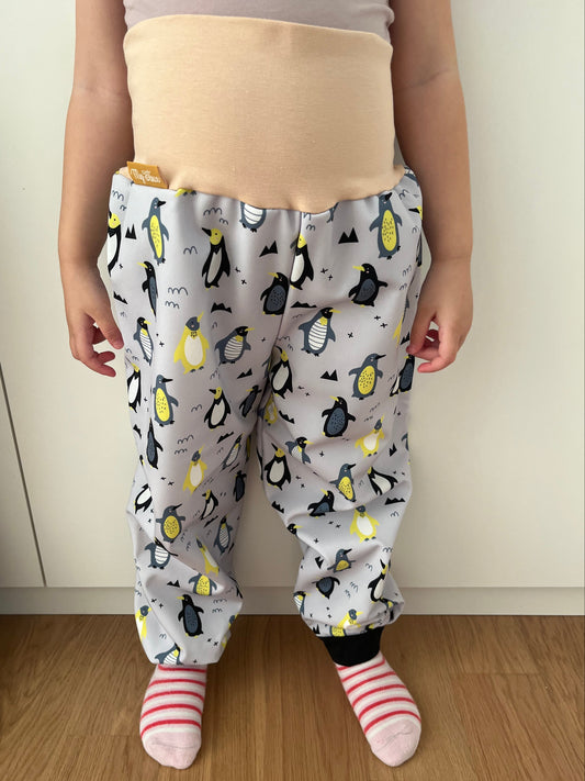 Das Model ist 100 cm gross, 15 kg schwer und trägt Grösse 4-5 Jahre.