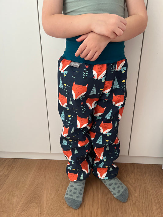 Das Model ist 100 cm gross, 15 kg schwer und trägt Grösse 4-5 Jahre.