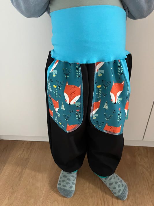 Das Model ist 100 cm lang, 15 kg schwer und trägt Grösse 3-4 Jahre.