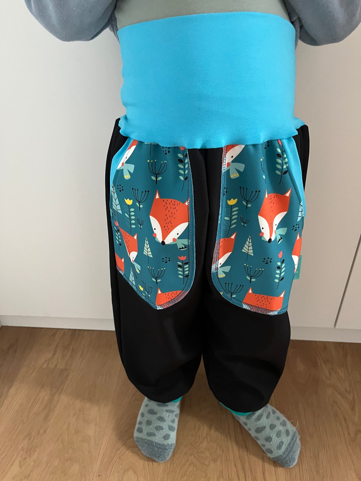 Das Model ist 100 cm lang, 15 kg schwer und trägt Grösse 3-4 Jahre.