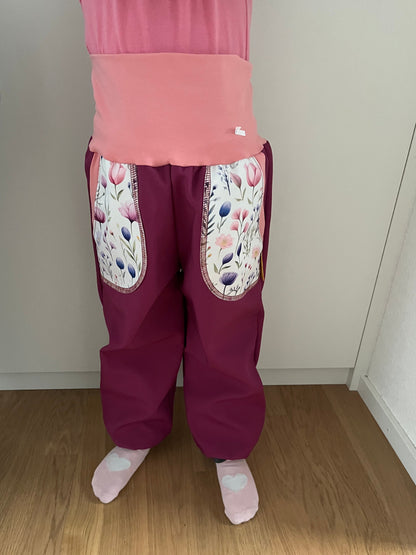 Das Model ist 100 cm lang, 15 kg schwer und trägt Grösse 5-6 Jahre, welche ihr noch zu gross ist.