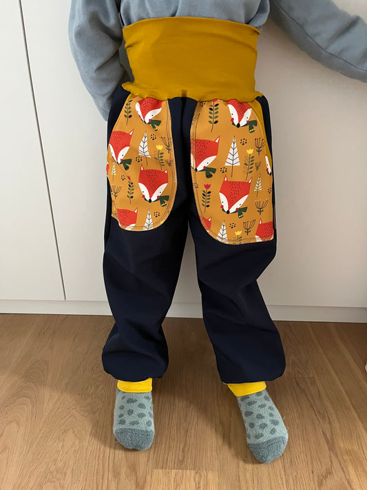Pantalon softshell bleu foncé ; renards jaunes