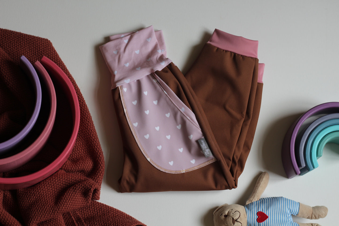 NEU - Kinder Softshellhosen braun, Rosa Herzen
