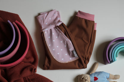 NEU - Kinder Softshellhosen braun, Rosa Herzen