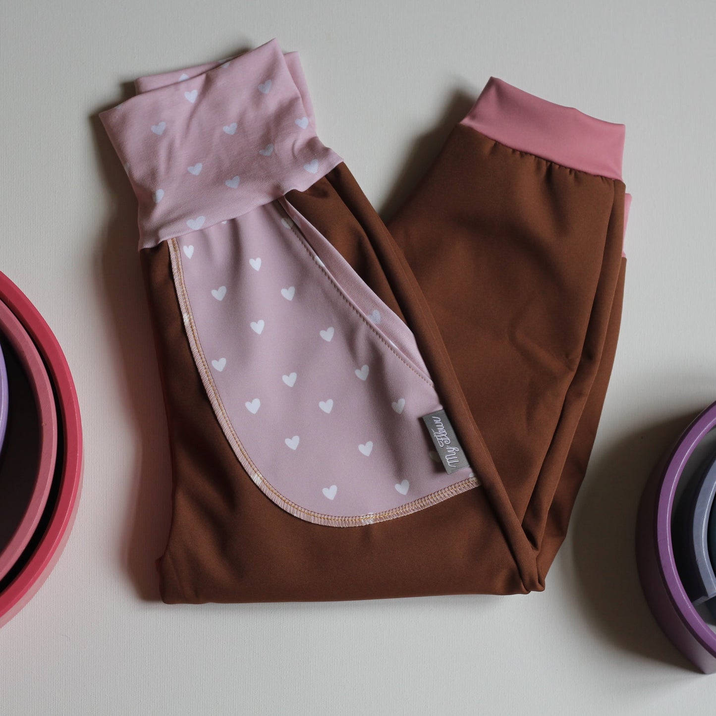 NEU - Kinder Softshellhosen braun, Rosa Herzen