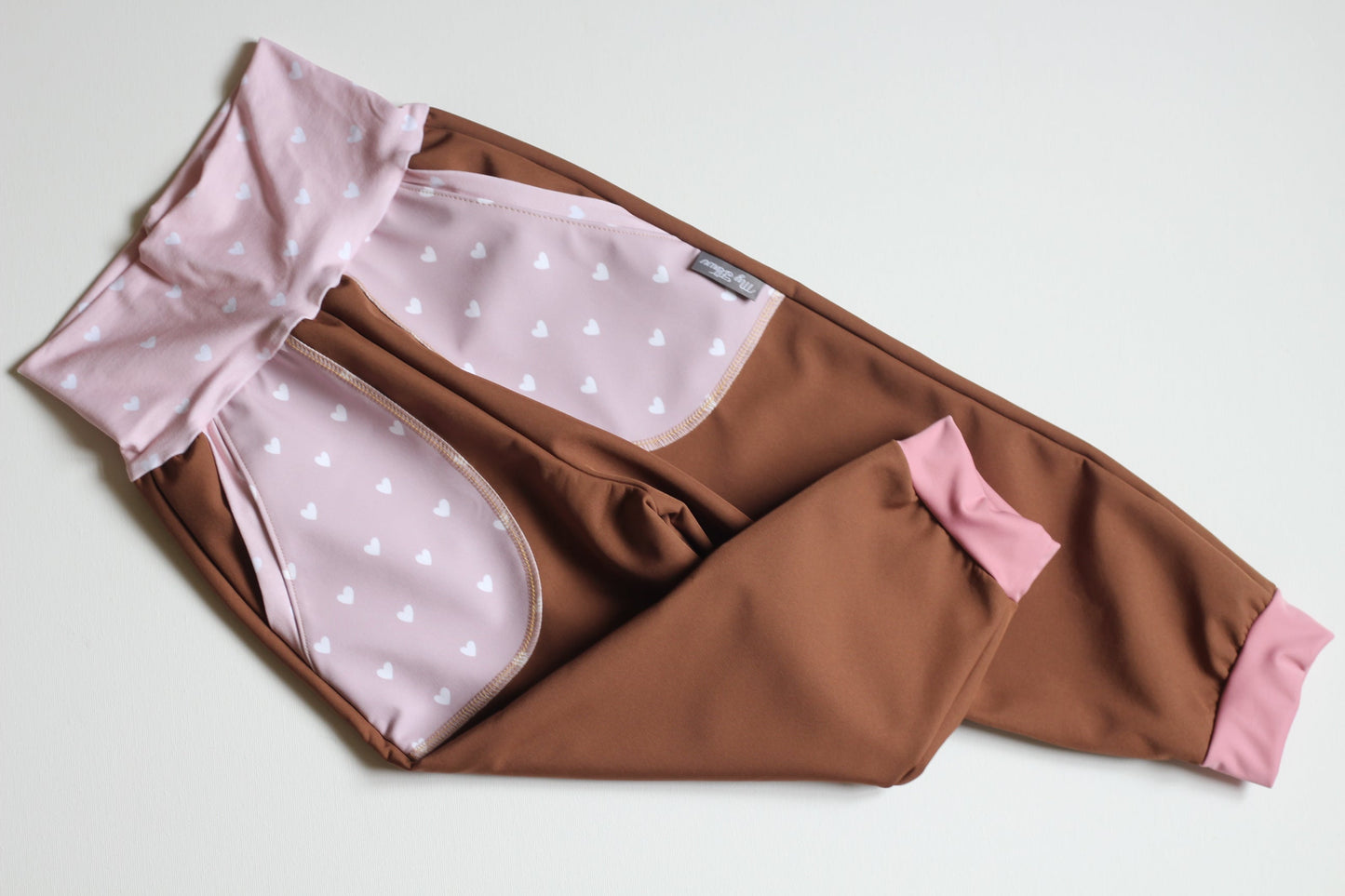 NEU - Kinder Softshellhosen braun, Rosa Herzen