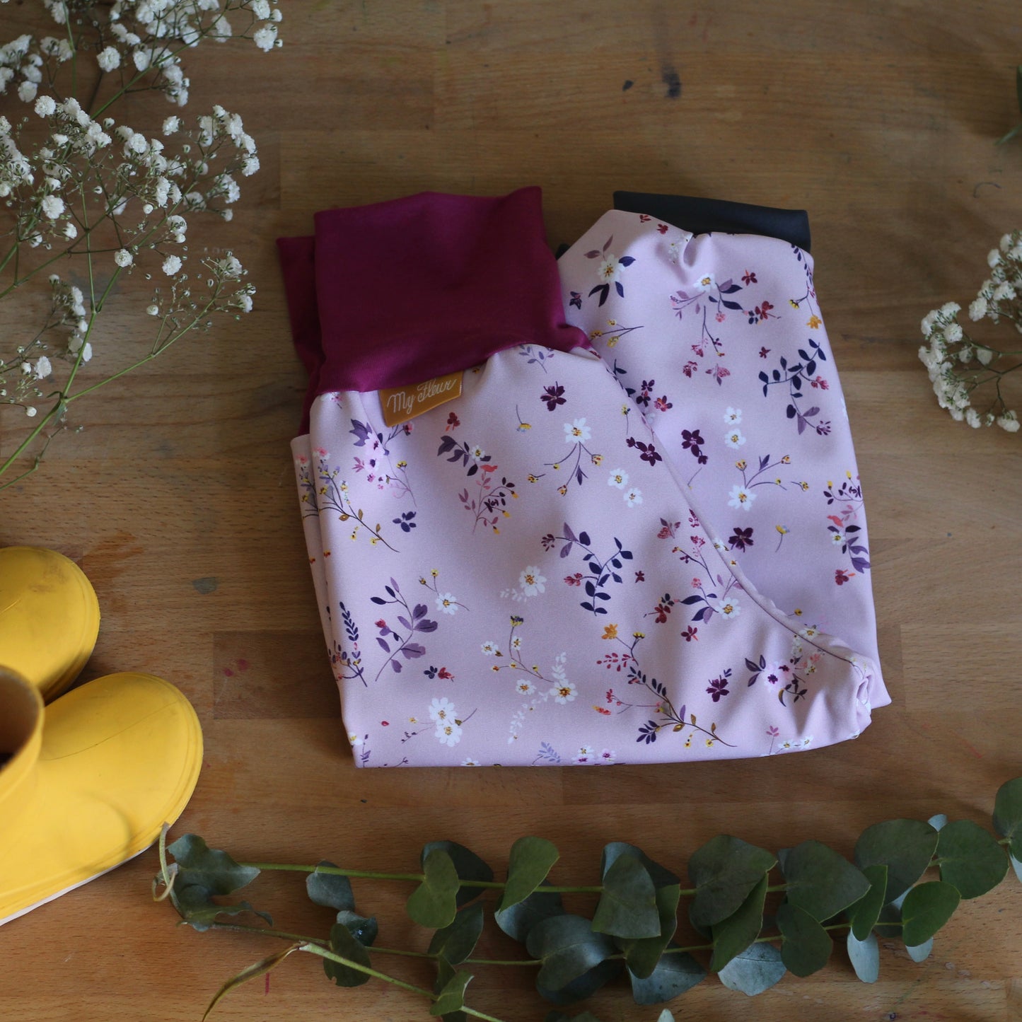 Pantalon softshell à imprimés floraux et mûres