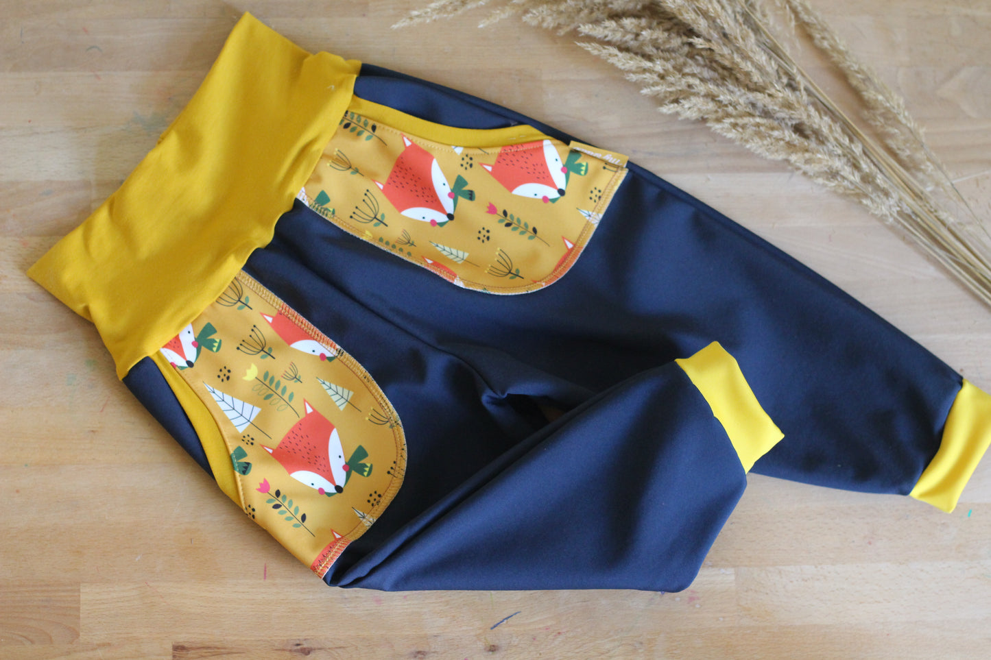 Pantalon softshell bleu foncé ; renards jaunes