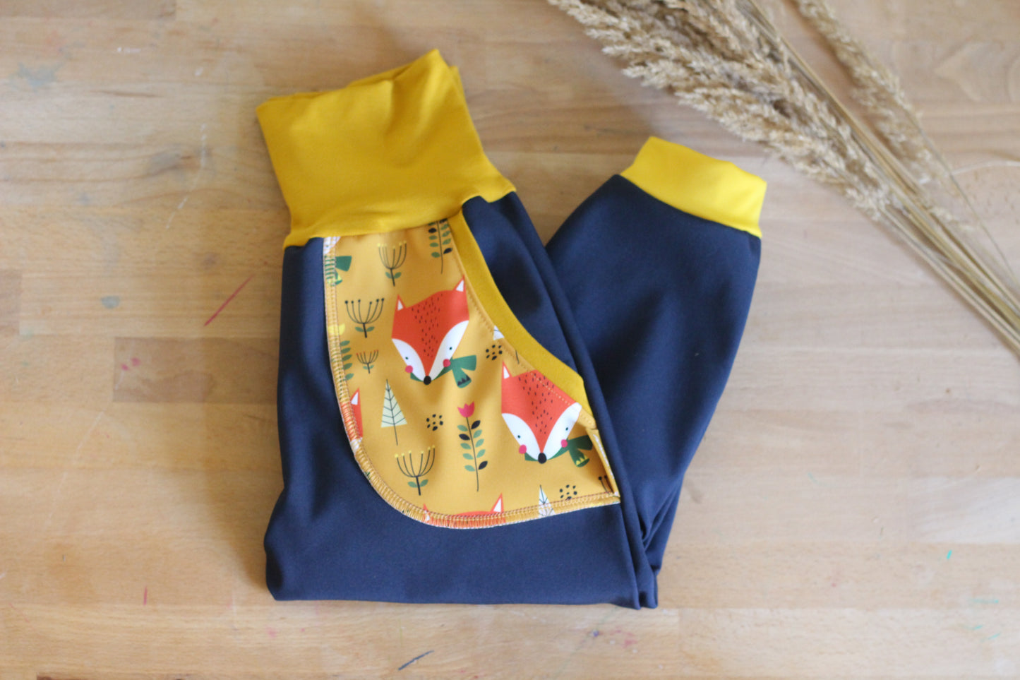 Pantalon softshell bleu foncé ; renards jaunes