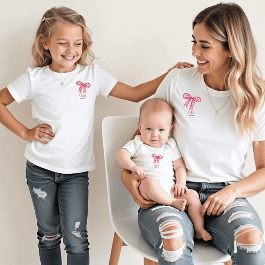 Mini & Me Mama T-Shirt Schleife Rosa – Personalisierbar mit Datum