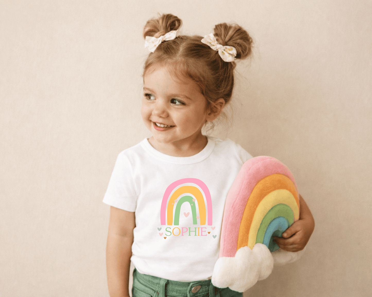 Kinder T-Shirt mit Regenbogen hell – Personalisierbar mit Name