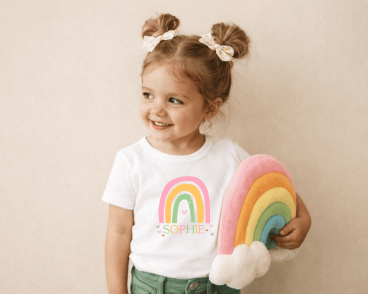 Kinder T-Shirt mit Regenbogen hell – Personalisierbar mit Name