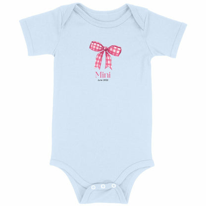 Baby Bodysuit mit rosa-karrierter Schleife – Mini & Me - vorderseite_blau