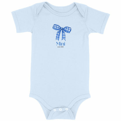 Baby Bodysuit mit blau-karrierter Schleife – Mini & Me - vorderseite_blau