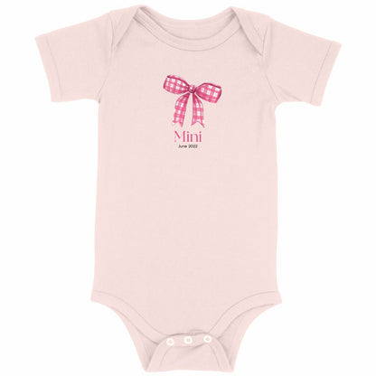 Baby Bodysuit mit rosa-karrierter Schleife – Mini & Me - vorderseite_rosa