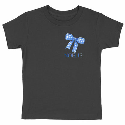 Schweres Kinder-T-Shirt mit persönlicher blauer Schleife - vorderseite_schwarz