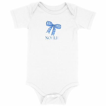 Baby Bodysuit – Baby Body Schleife Blau mit Name - vorderseite_weiß