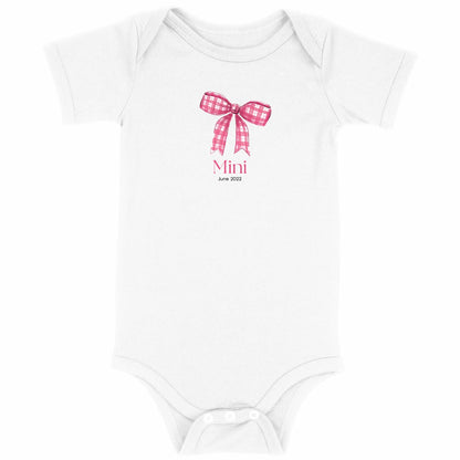 Baby Bodysuit mit rosa-karrierter Schleife – Mini & Me - vorderseite_weiß