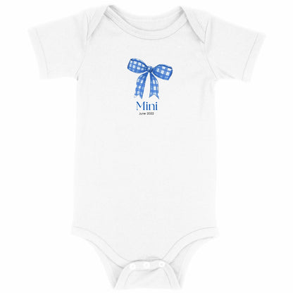 Baby Bodysuit mit blau-karrierter Schleife – Mini & Me - vorderseite_weiß